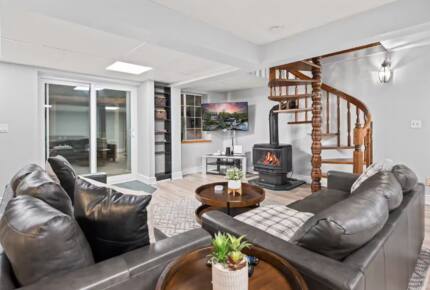 Kawartha Luxury Waterfront Home with Live-In Boathouse! - Fenelon Falls, Canada