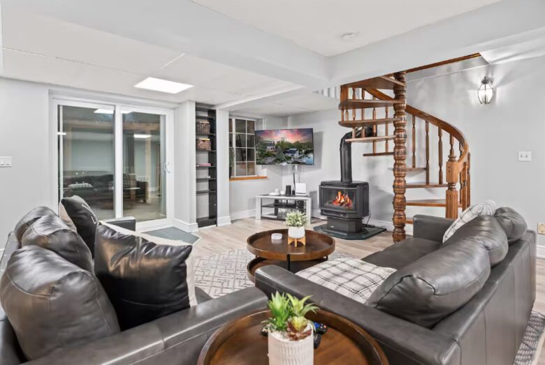 Kawartha Luxury Waterfront Home with Live-In Boathouse! - Fenelon Falls, Canada