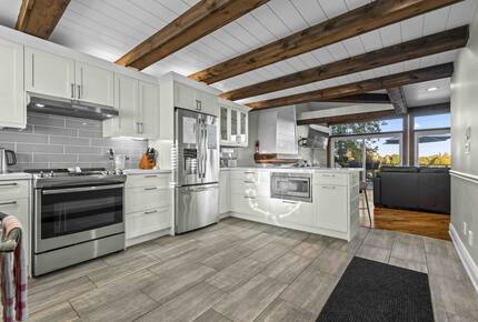 Kawartha Luxury Waterfront Home with Live-In Boathouse! - Fenelon Falls, Canada