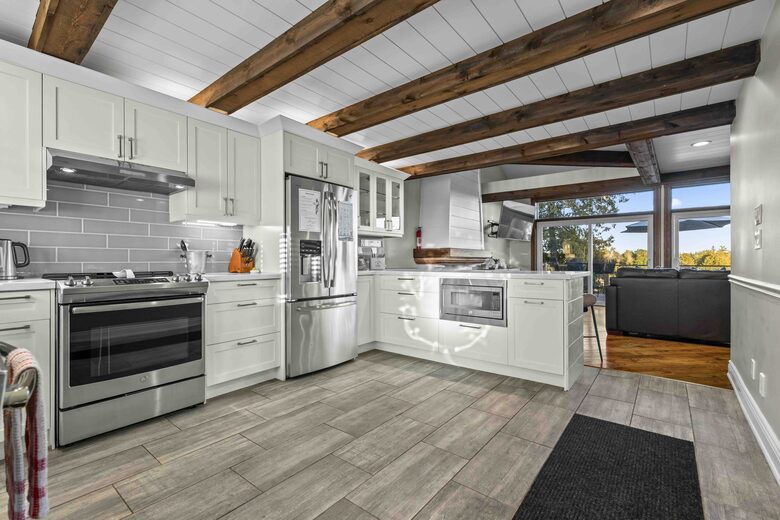 Kawartha Luxury Waterfront Home with Live-In Boathouse! - Fenelon Falls, Canada