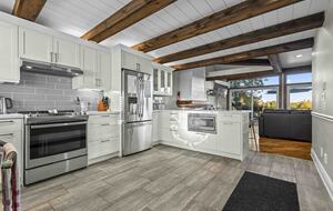 Kawartha Luxury Waterfront Home with Live-In Boathouse! - Fenelon Falls, Canada