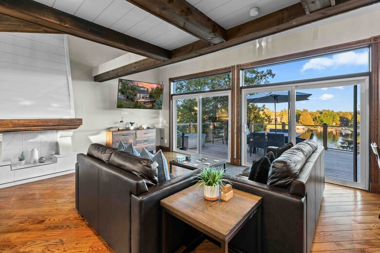 Kawartha Luxury Waterfront Home with Live-In Boathouse! - Fenelon Falls, Canada