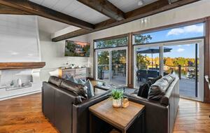 Kawartha Luxury Waterfront Home with Live-In Boathouse! - Fenelon Falls, Canada