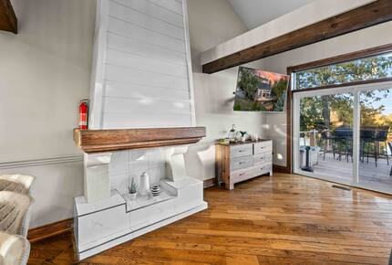 Kawartha Luxury Waterfront Home with Live-In Boathouse! - Fenelon Falls, Canada