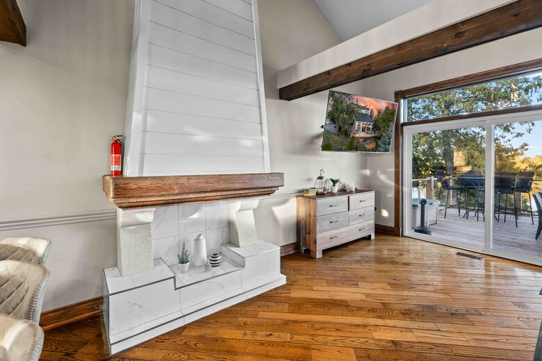 Kawartha Luxury Waterfront Home with Live-In Boathouse! - Fenelon Falls, Canada