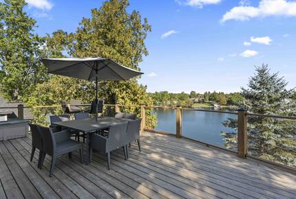 Kawartha Luxury Waterfront Home with Live-In Boathouse! - Fenelon Falls, Canada