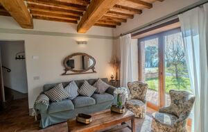 A Refined Agriturismo Apartment - Trequanda, Italy