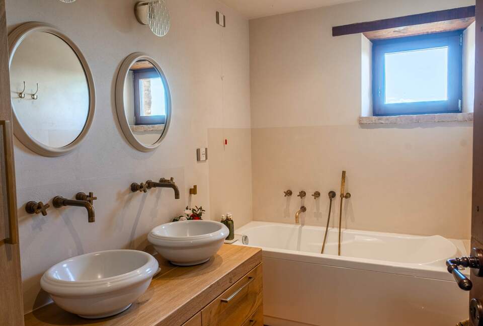 A Refined Agriturismo Apartment - Trequanda, Italy