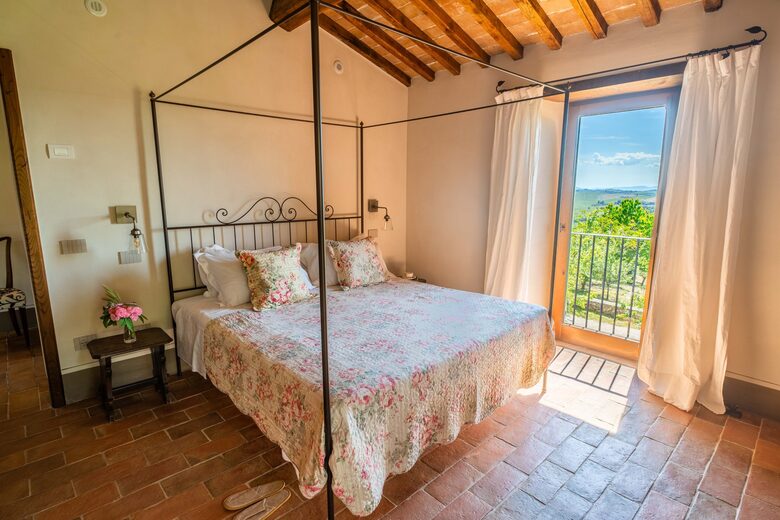 A Refined Agriturismo Apartment - Trequanda, Italy