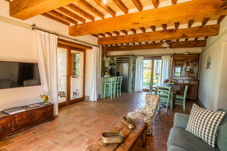 A Refined Agriturismo Apartment - Trequanda, Italy