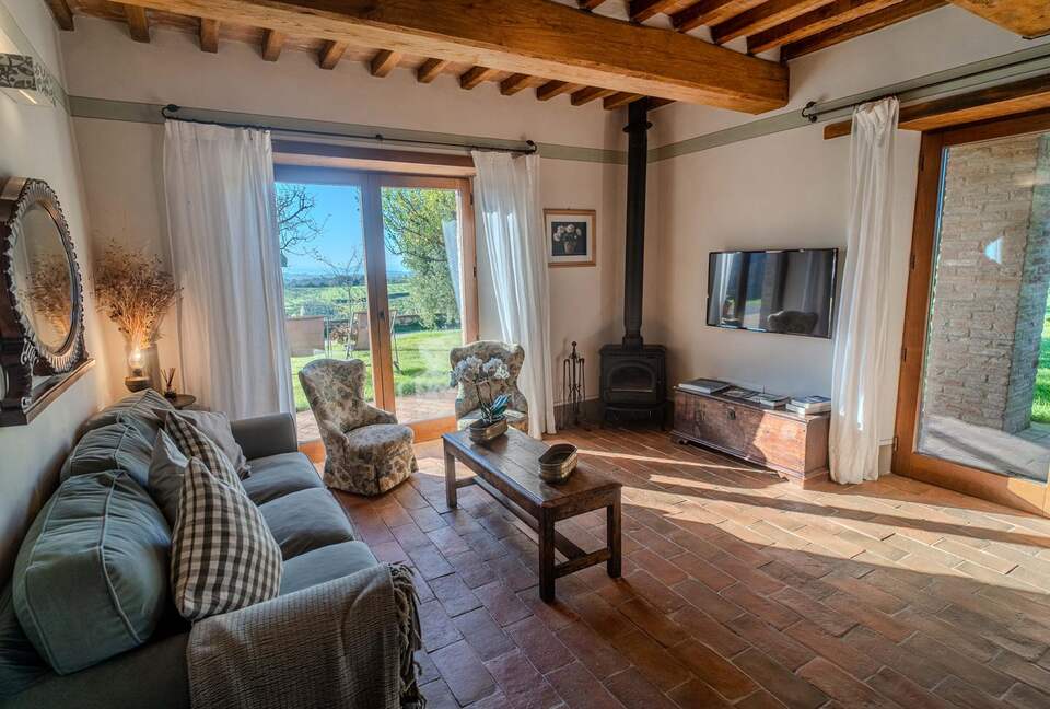 A Refined Agriturismo Apartment - Trequanda, Italy