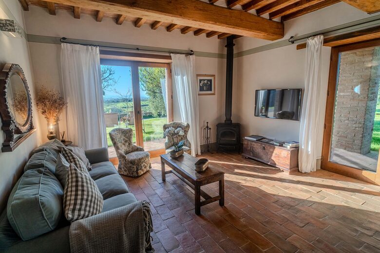 A Refined Agriturismo Apartment - Trequanda, Italy