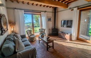 A Refined Agriturismo Apartment - Trequanda, Italy
