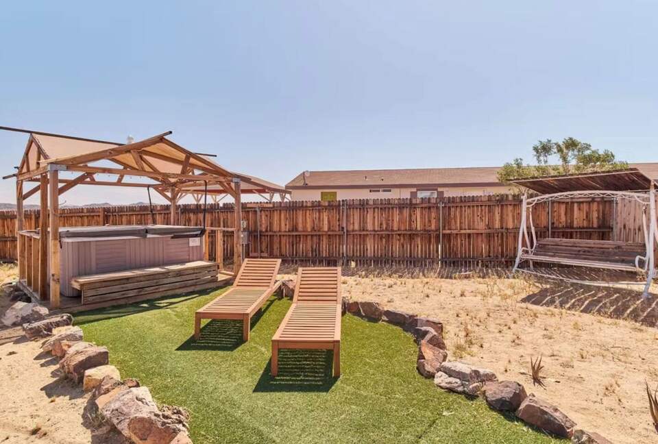 Private Joshua Tree Desert Retreat with Hot Tub & Stargazing - Joshua Tree, California