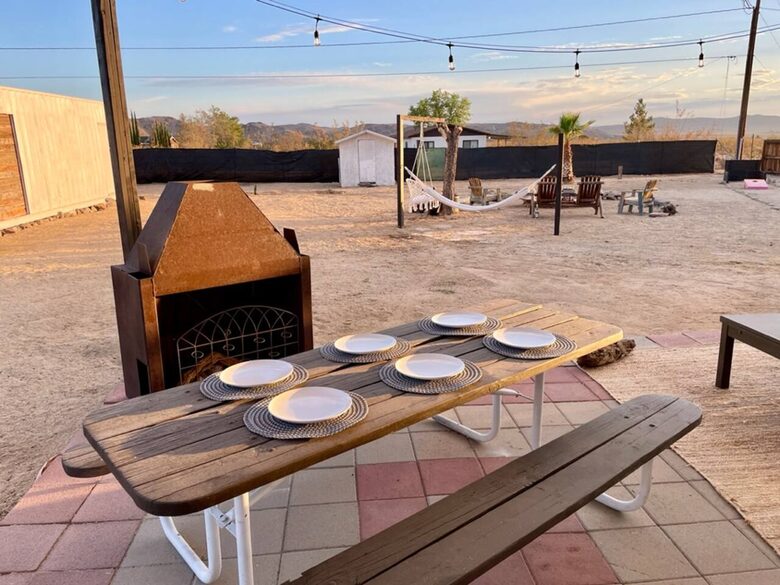 Private Joshua Tree Desert Retreat with Hot Tub & Stargazing - Joshua Tree, California