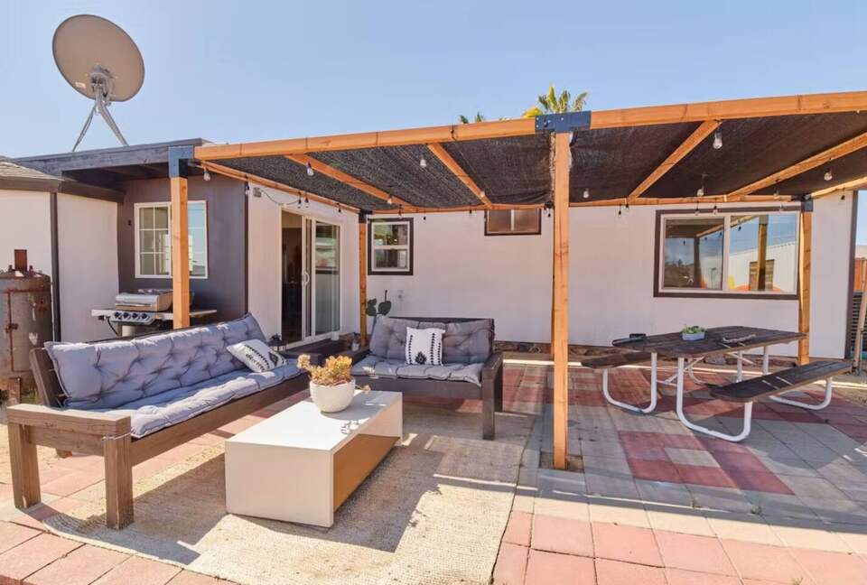 Private Joshua Tree Desert Retreat with Hot Tub & Stargazing - Joshua Tree, California