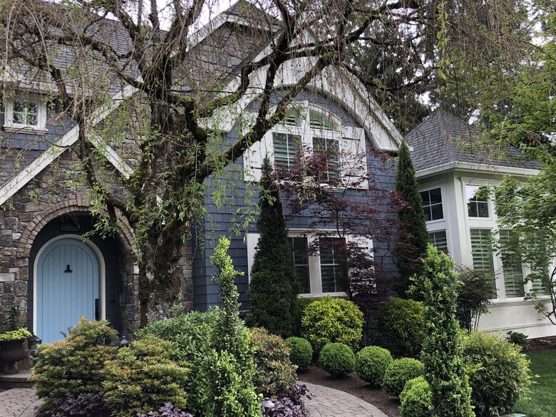 Elegant Lake Oswego Estate with Wine Cellar & Private Bar - Lake Oswego, Oregon