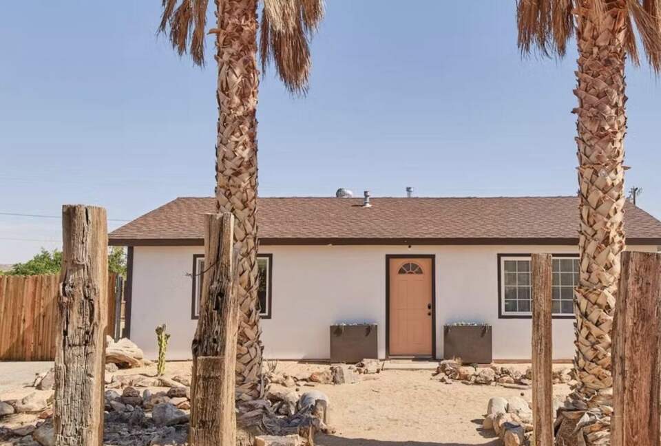 Private Joshua Tree Desert Retreat with Hot Tub & Stargazing - Joshua Tree, California