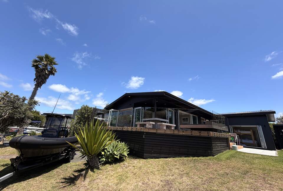 Omaha Beach House with Open-Air Living and Gulf Views - Omaha, New Zealand