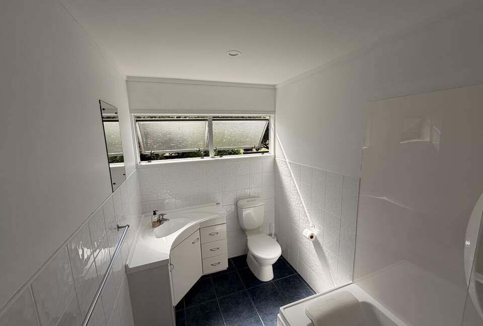 Omaha Beach House with Open-Air Living and Gulf Views - Omaha, New Zealand