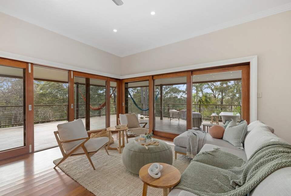 Historic Coastal Farmhouse with Private Jetty Minutes to the Beach - Way Way, Australia