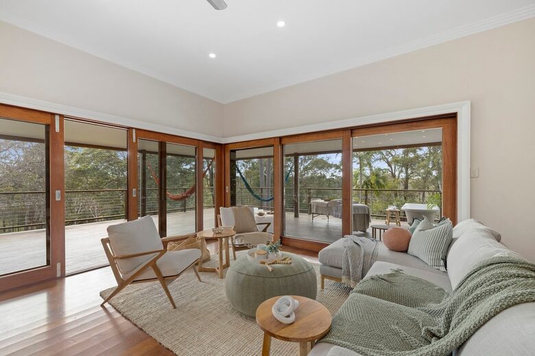 Historic Coastal Farmhouse with Private Jetty Minutes to the Beach - Way Way, Australia