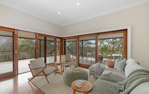 Historic Coastal Farmhouse with Private Jetty Minutes to the Beach - Way Way, Australia