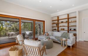 Historic Coastal Farmhouse with Private Jetty Minutes to the Beach - Way Way, Australia