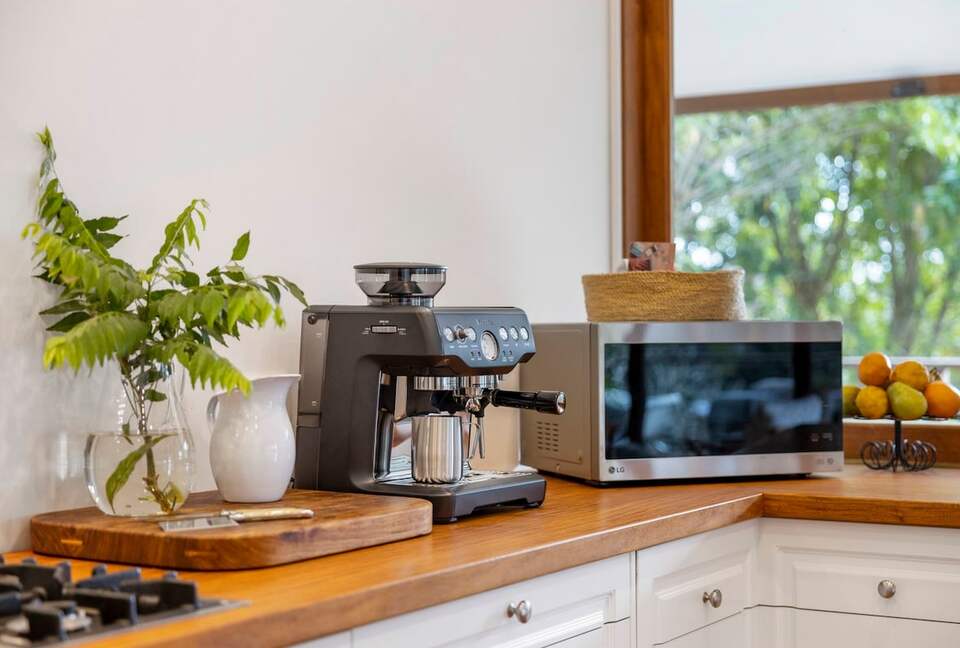 Historic Coastal Farmhouse with Private Jetty Minutes to the Beach - Way Way, Australia