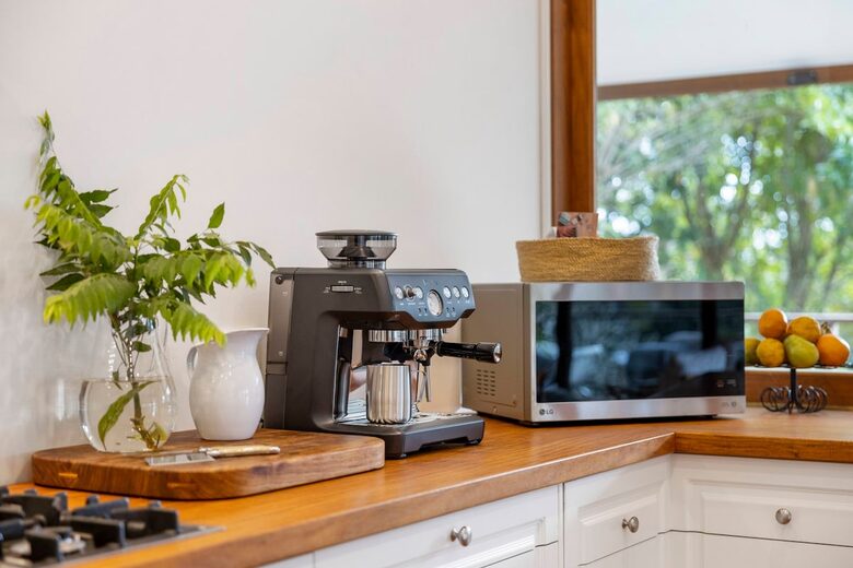 Historic Coastal Farmhouse with Private Jetty Minutes to the Beach - Way Way, Australia