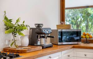 Historic Coastal Farmhouse with Private Jetty Minutes to the Beach - Way Way, Australia