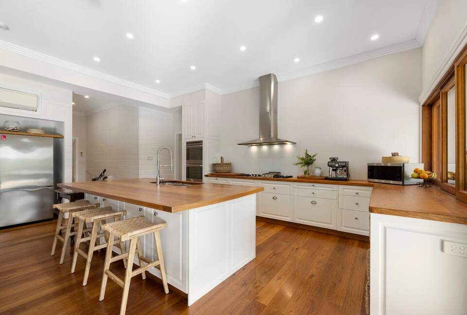 Historic Coastal Farmhouse with Private Jetty Minutes to the Beach - Way Way, Australia