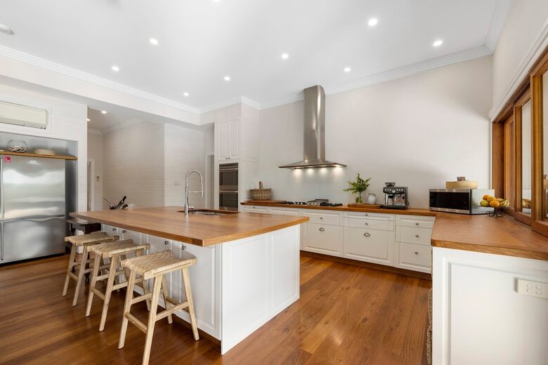 Historic Coastal Farmhouse with Private Jetty Minutes to the Beach - Way Way, Australia