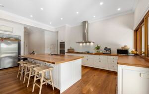 Historic Coastal Farmhouse with Private Jetty Minutes to the Beach - Way Way, Australia