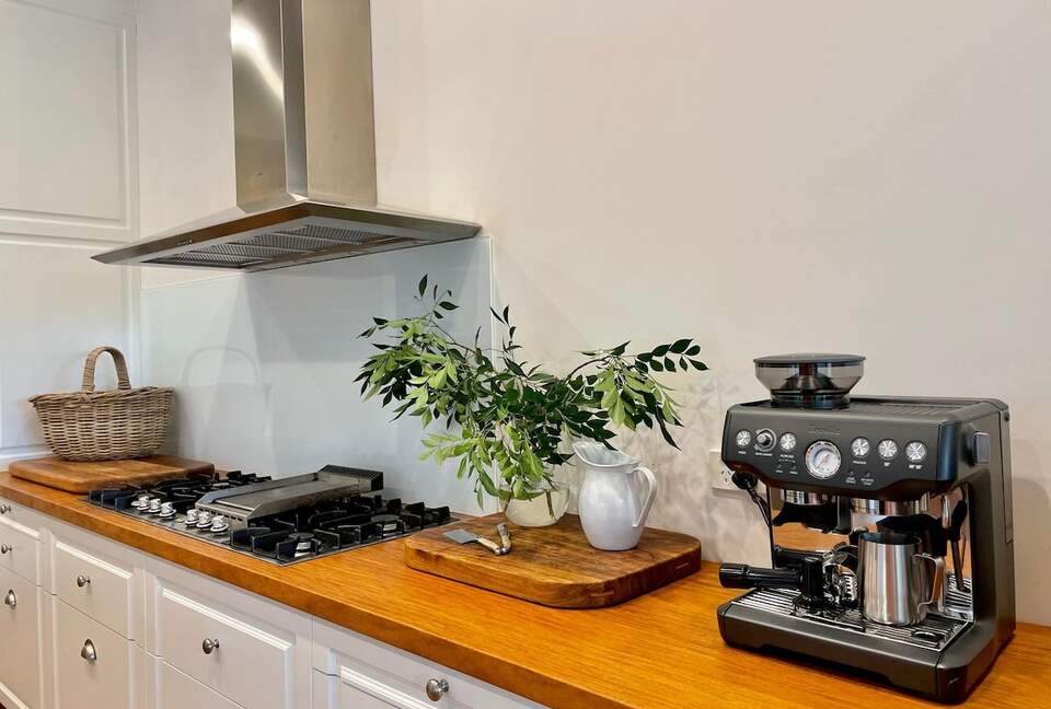 Historic Coastal Farmhouse with Private Jetty Minutes to the Beach - Way Way, Australia