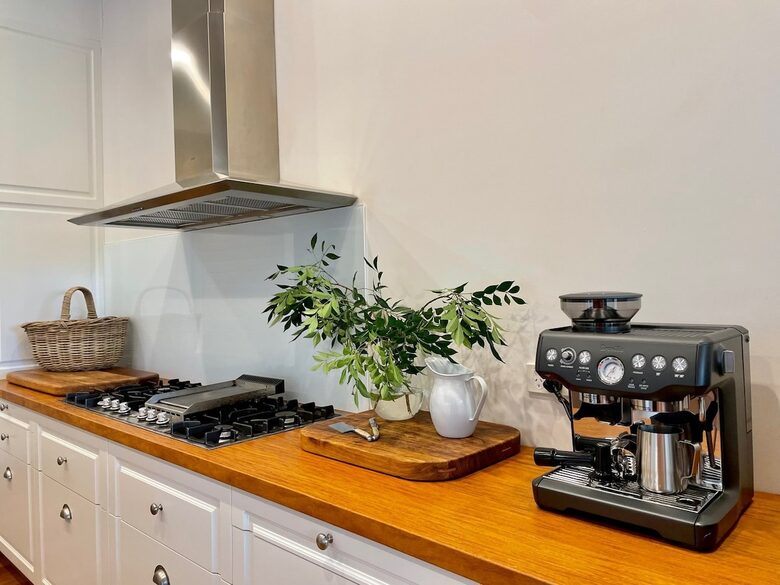 Historic Coastal Farmhouse with Private Jetty Minutes to the Beach - Way Way, Australia