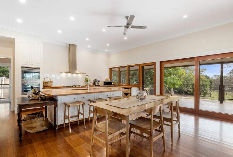 Historic Coastal Farmhouse with Private Jetty Minutes to the Beach - Way Way, Australia