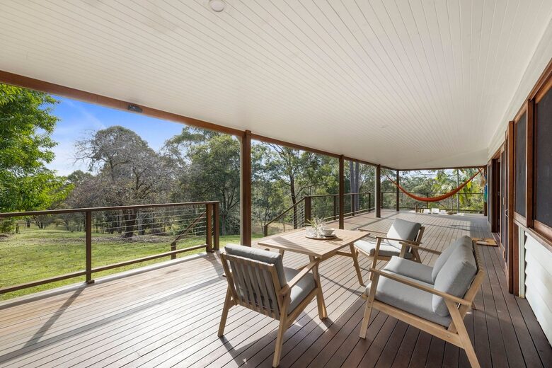 Historic Coastal Farmhouse with Private Jetty Minutes to the Beach - Way Way, Australia