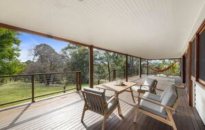 Historic Coastal Farmhouse with Private Jetty Minutes to the Beach - Way Way, Australia