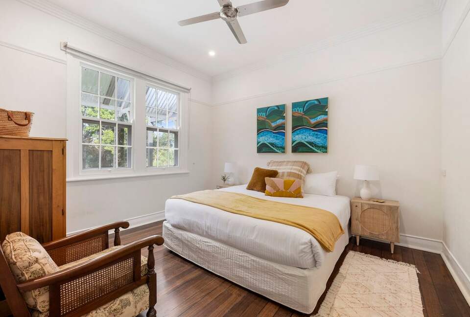 Historic Coastal Farmhouse with Private Jetty Minutes to the Beach - Way Way, Australia