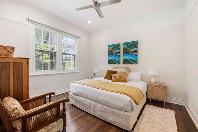 Historic Coastal Farmhouse with Private Jetty Minutes to the Beach - Way Way, Australia