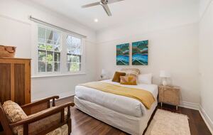 Historic Coastal Farmhouse with Private Jetty Minutes to the Beach - Way Way, Australia