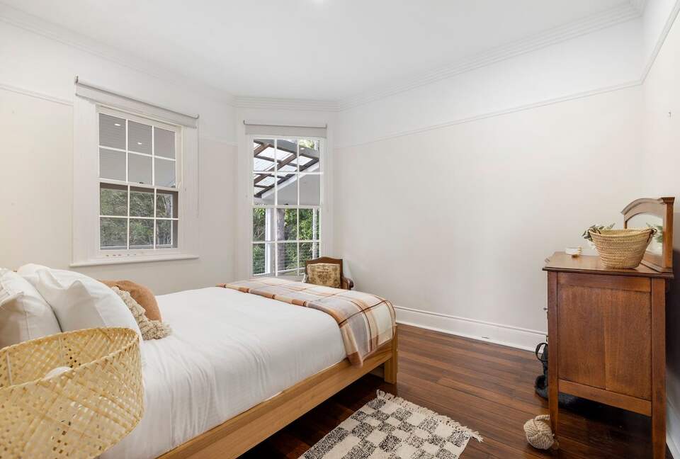 Historic Coastal Farmhouse with Private Jetty Minutes to the Beach - Way Way, Australia