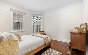 Historic Coastal Farmhouse with Private Jetty Minutes to the Beach - Way Way, Australia