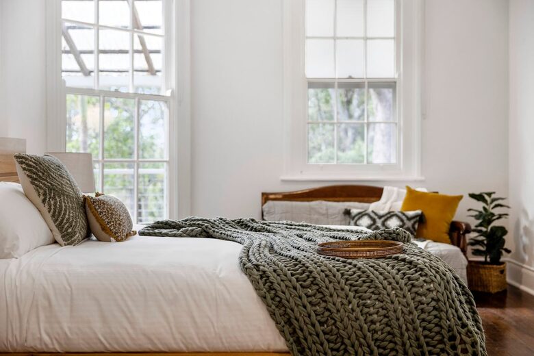 Historic Coastal Farmhouse with Private Jetty Minutes to the Beach - Way Way, Australia