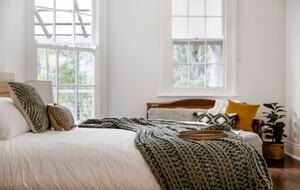 Historic Coastal Farmhouse with Private Jetty Minutes to the Beach - Way Way, Australia