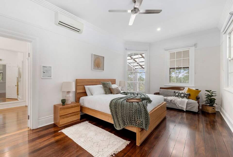 Historic Coastal Farmhouse with Private Jetty Minutes to the Beach - Way Way, Australia