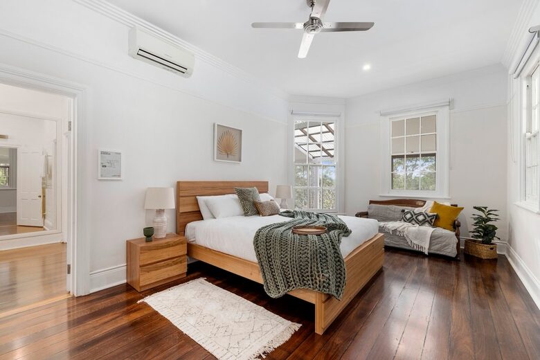 Historic Coastal Farmhouse with Private Jetty Minutes to the Beach - Way Way, Australia