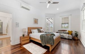 Historic Coastal Farmhouse with Private Jetty Minutes to the Beach - Way Way, Australia