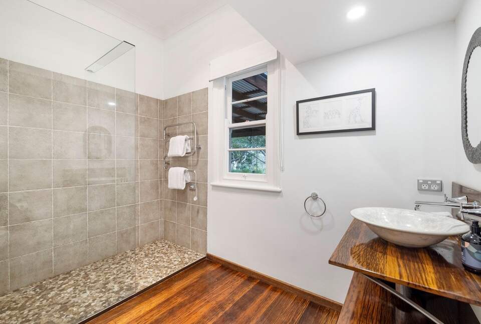 Historic Coastal Farmhouse with Private Jetty Minutes to the Beach - Way Way, Australia